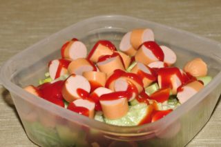 sałatka z parówami