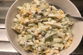 Surówka z kapusty pekińskiej, selera naciowego i kukurydzy