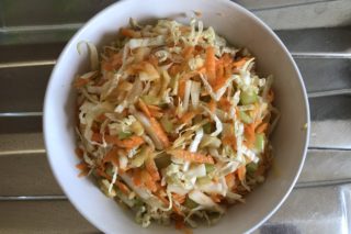 Surówka z kapusty pekińskiej, selera naciowego, jabłka i marchewki